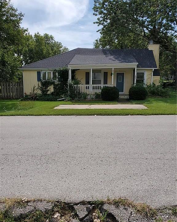 1st image of 207 S 1st St