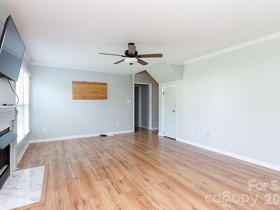 5th image of 2213 Eastview Rd
