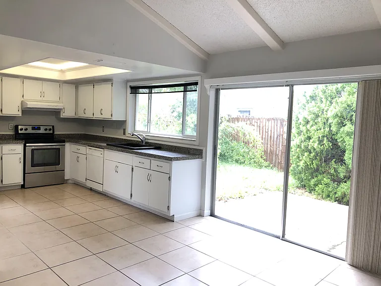 2378 Covington Dr — Photo 4