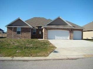 21802 Lombardo Ln, Peculiar, MO 64078
