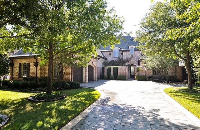 1st image of 5833 Versailles Ave
