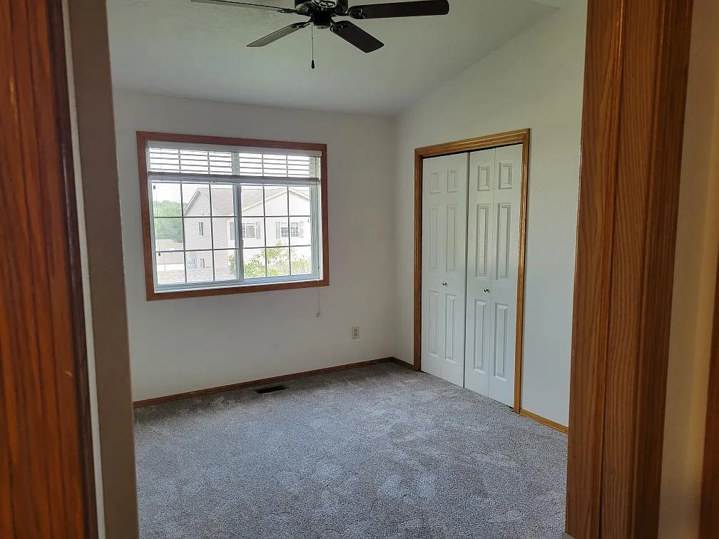 4 bed, 2012 sqft, $2,199 — Photo 4