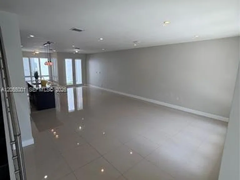 6440 NW 103rd Psge #Townhouse 6440 — Photo 8