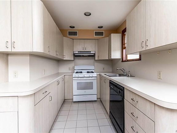 4th image of 296 Burkhard Ave