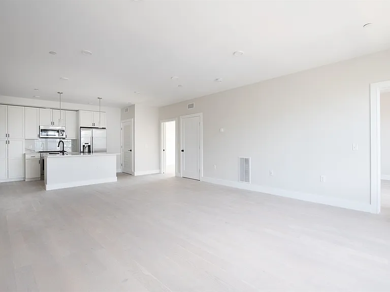 425 Border St #201 — Photo 6