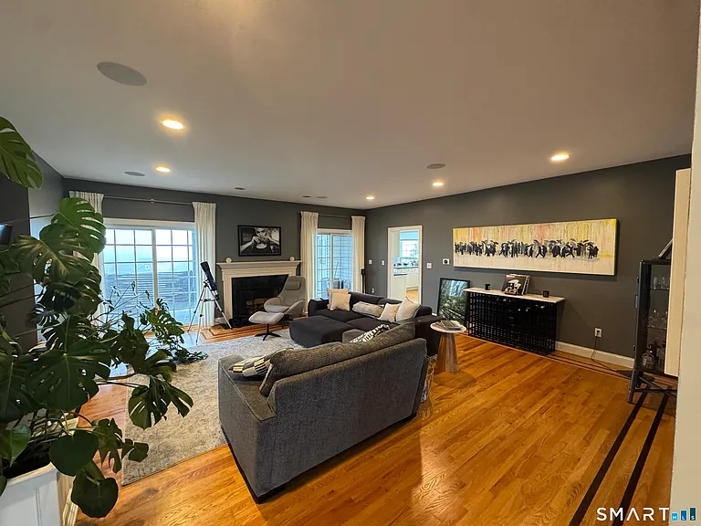 556 Hill St — Photo 16