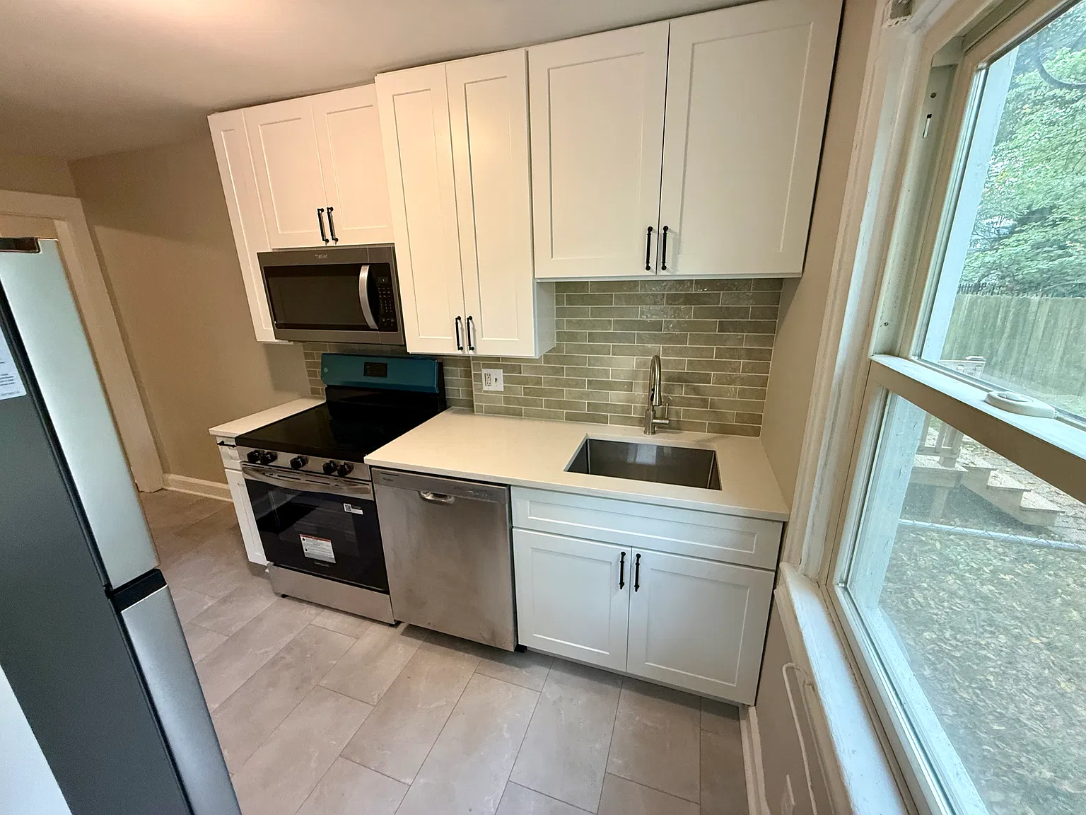 3 bed, 1176 sqft, $1,800 — Photo 2