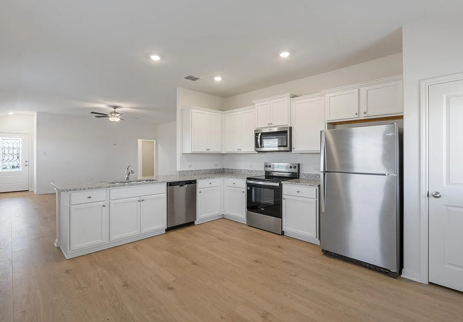 3 bed, 2.0 bath, 1305 sqft, $2,285 — Photo 2