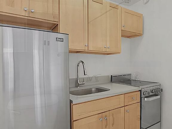 5th image of 228 E 81st St APT 3B