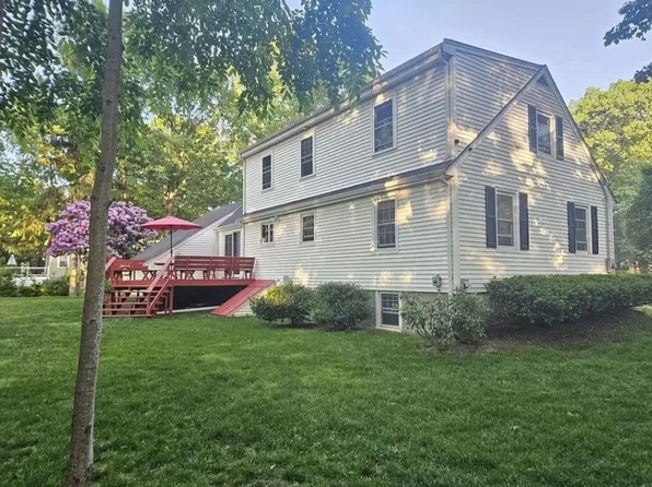 45 Woodcrest Rd, North Attleboro, MA 02760