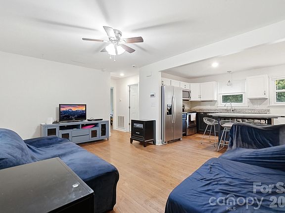 3rd image of 1326 Washington Ln