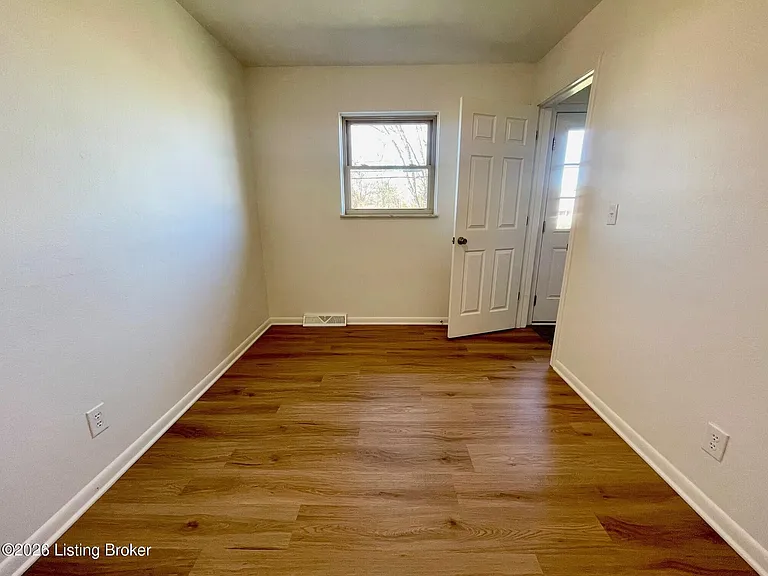631 Parkwood Dr — Photo 4