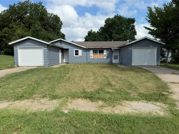 816 NE Ball Dr, Lees Summit, MO 64086