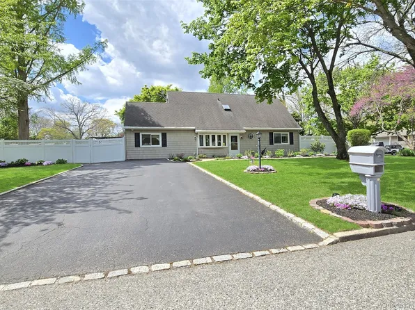 19 Hartsdale Lane, Coram, NY 11727