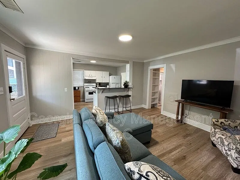 3 bed, 1.0 bath, 816 sqft, $2,150 — Photo 4
