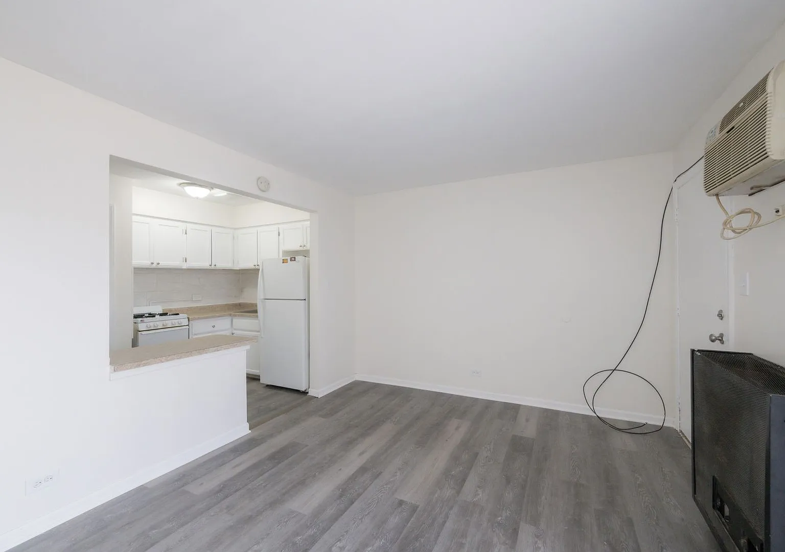 Studio Apartment Available — Photo 4