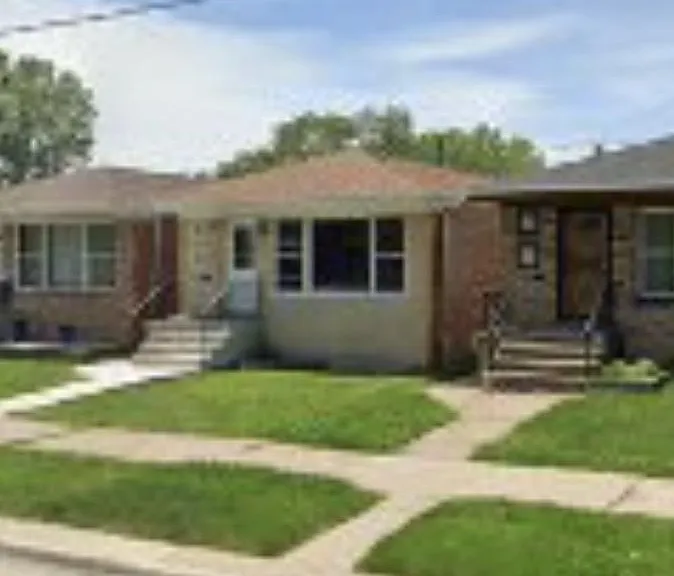 11206 S Green Bay Ave — Photo 1