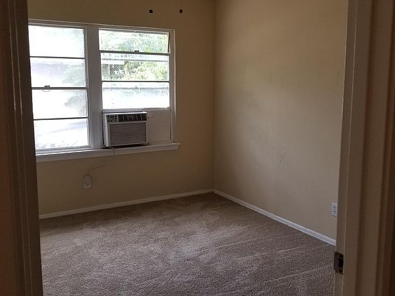 5th image of 402 Dawson Cir