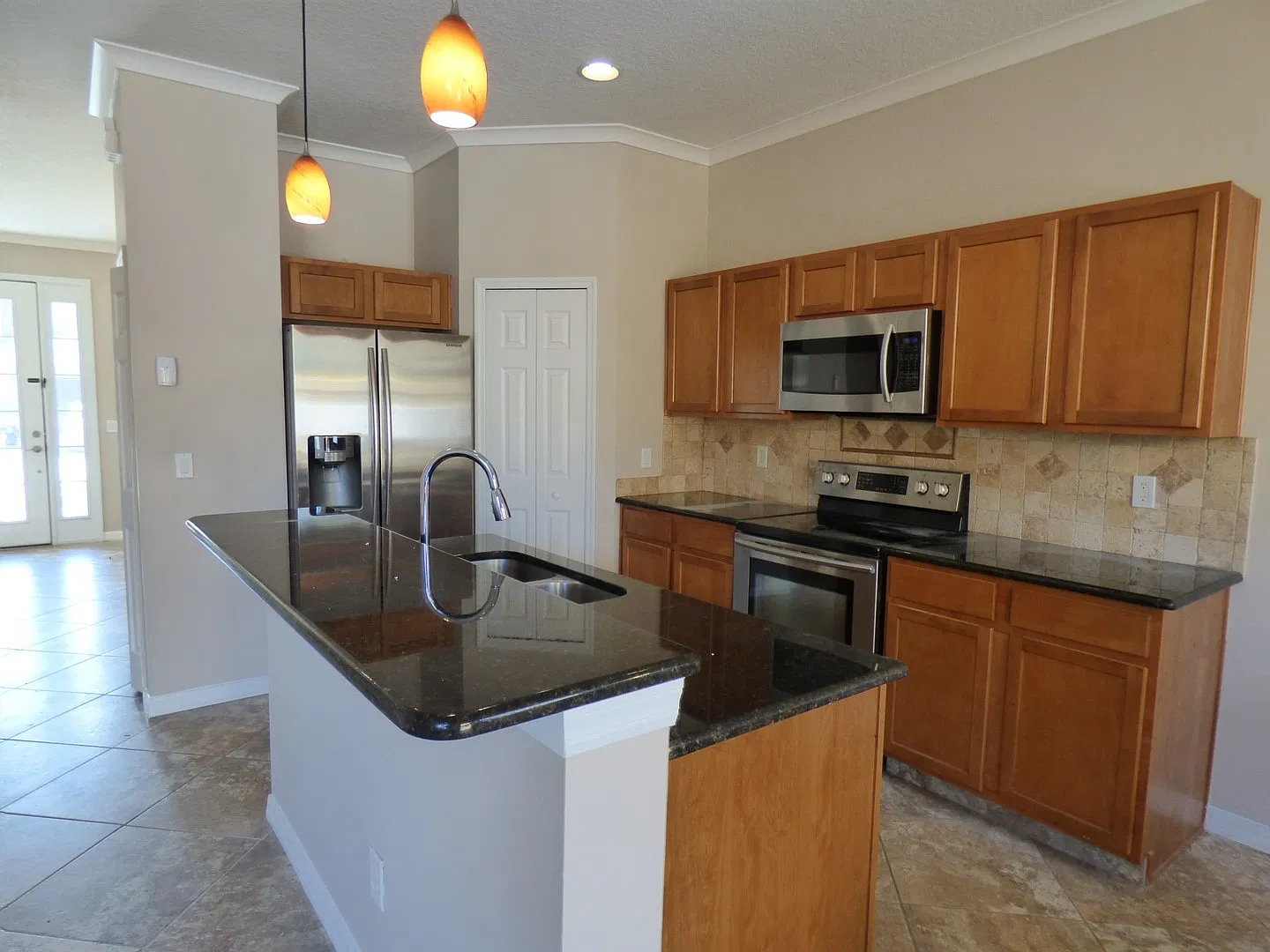 3 BR / 2.5 BA Townhouse in Lee Vista Square — Photo 3