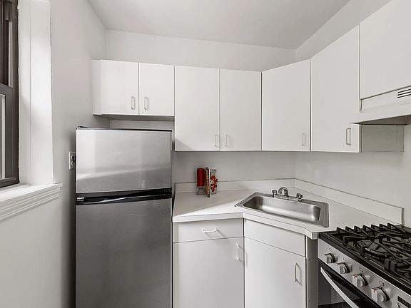 3rd image of 126 W 96th St APT 2E