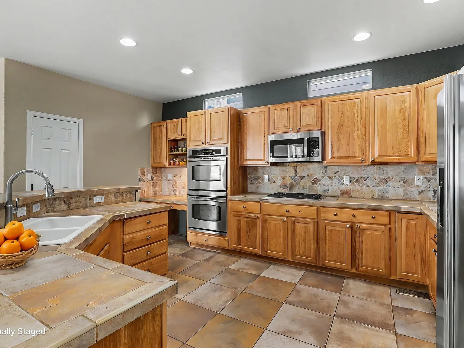 3 bed, 4292 sqft, $3,550 — Photo 2