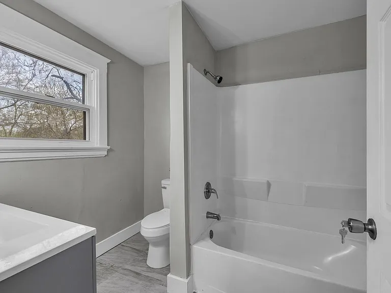 2110 S Sterling Ave — Photo 16