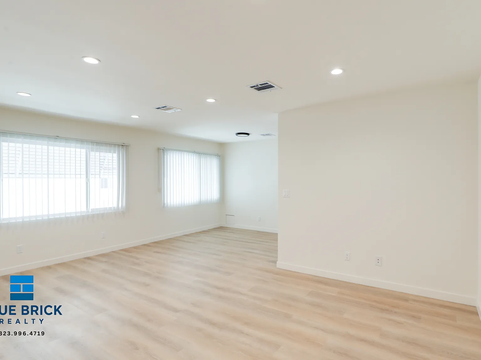 Stylish 1BR Apartment with Central A/C, Parking & In-Unit Laundry — Photo 2