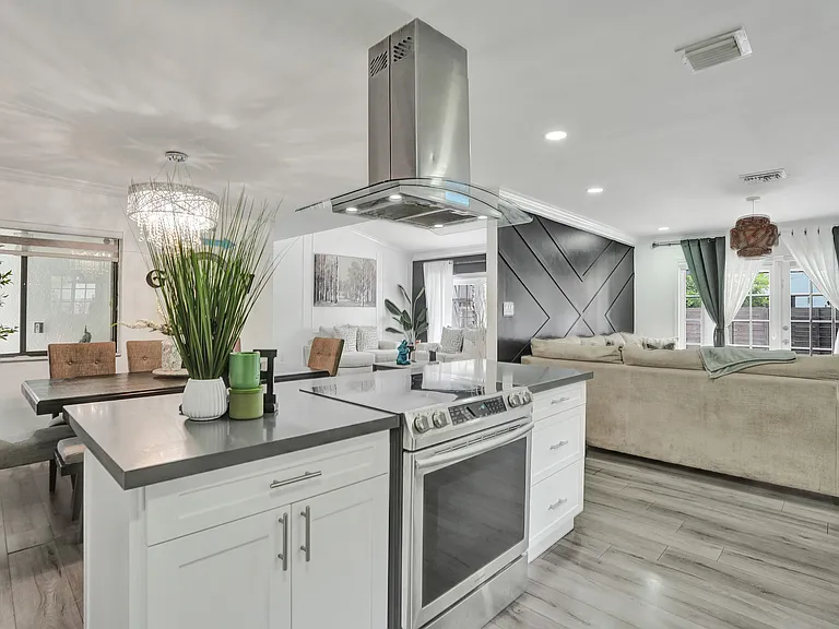 620 SW 100th Ave — Photo 14