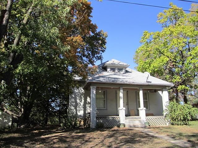 2nd image of 207 W 10th St
