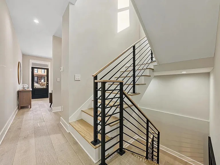 845 Summit St — Photo 15