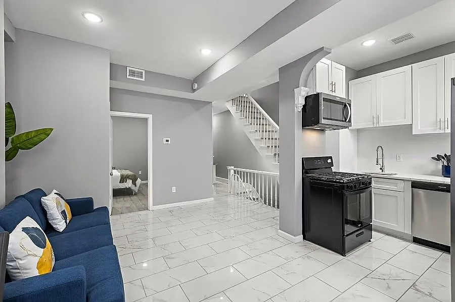 5 bed, 1.5 bath, 1700 sqft, $5,000 — Photo 2