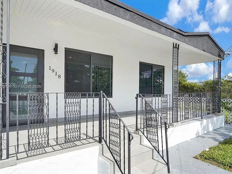 1918 NW 19th Ave #FRONT — Photo 3