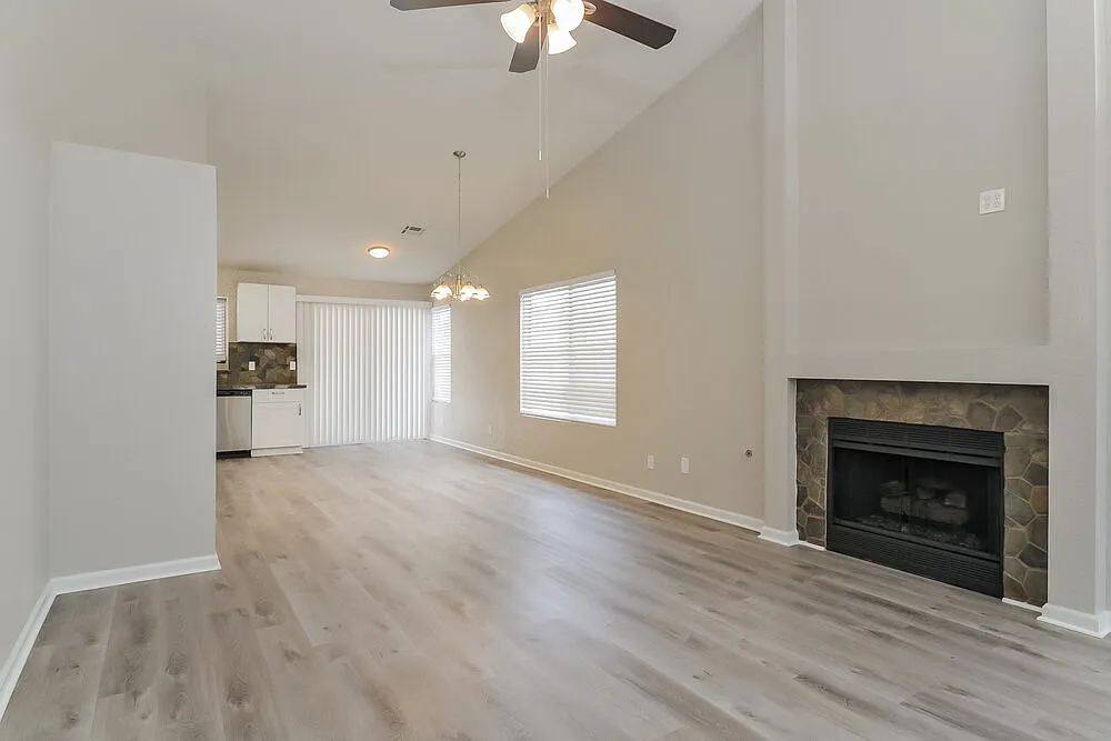 3 bed, 2.0 bath, 1238 sqft, $2,020 — Photo 4