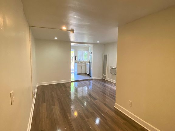5th image of 7604 Lexington Ave #1/4