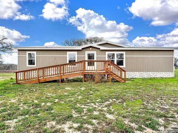 345 SHORTHORN RD, Stockdale, TX 78160