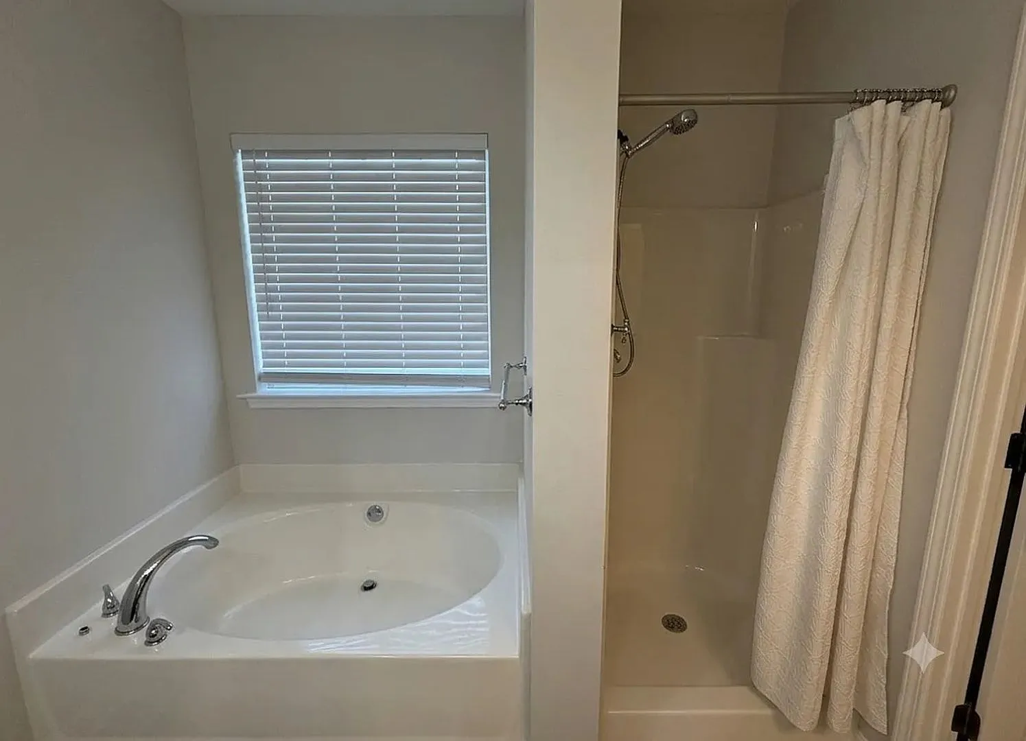 Room in 4 Bedroom Home in Kennesaw — Photo 4