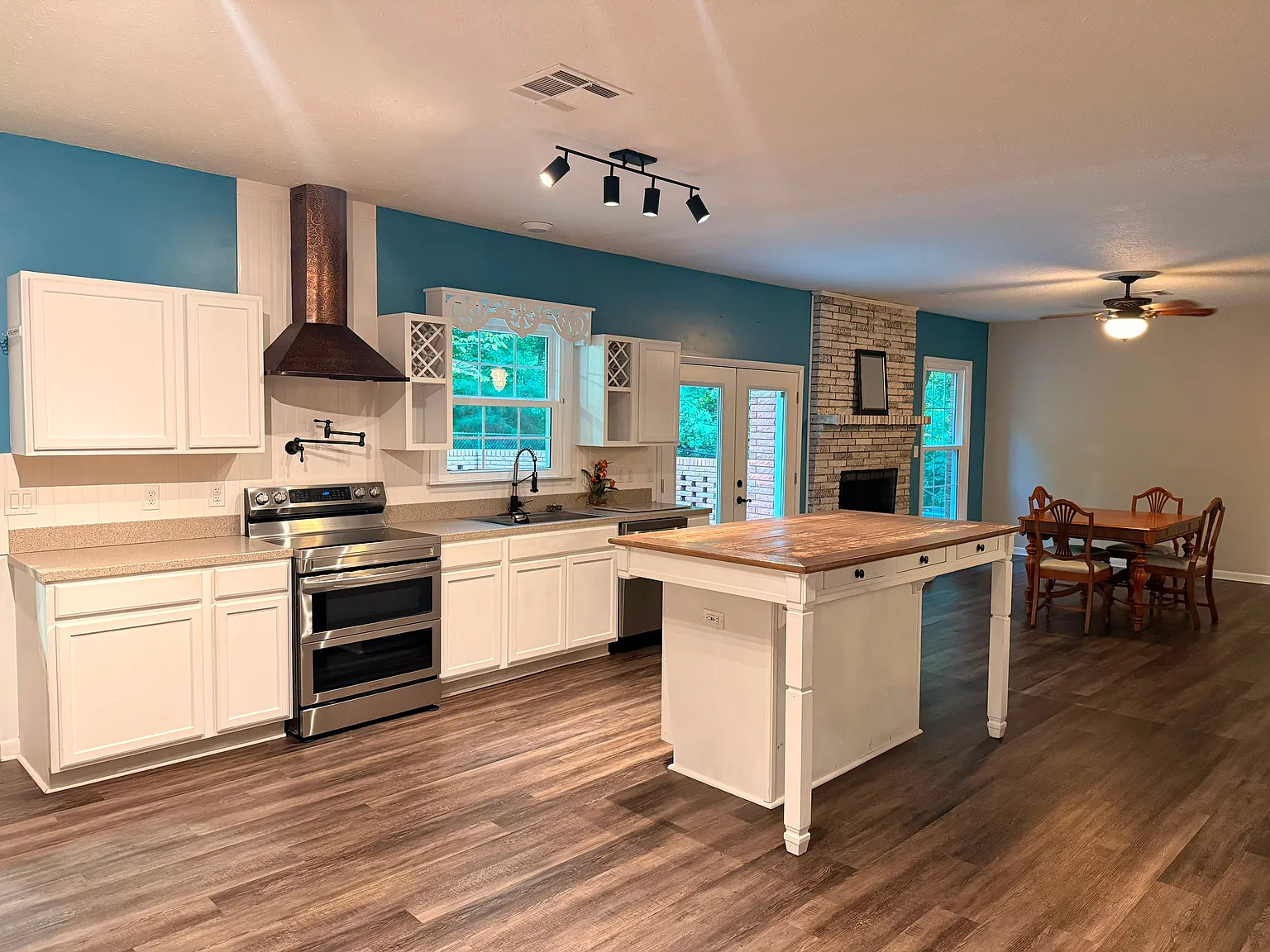 4 bed, 2800 sqft, $3,300 — Photo 4