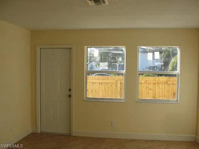 4280 Desoto Ave — Photo 10