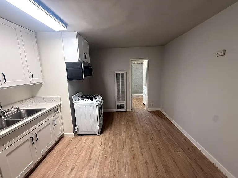 15210 Roscoe — Photo 9