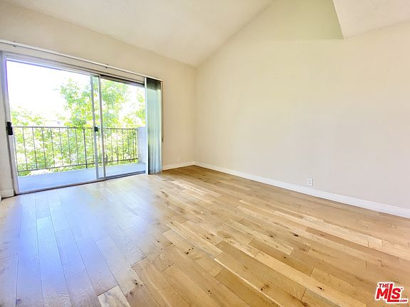 5th image of 959 S Gramercy Pl #105A