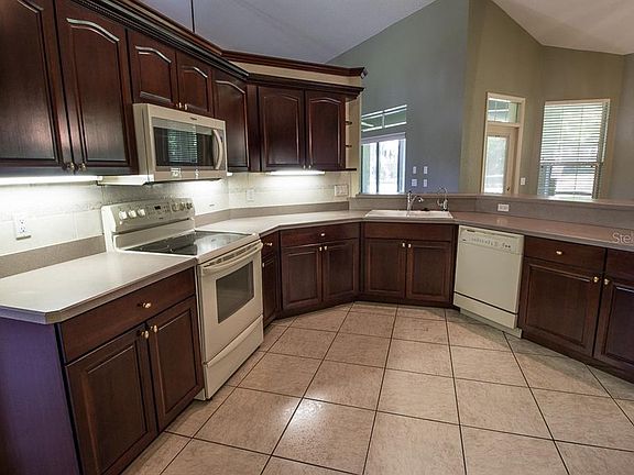 5th image of 611 SE 36th Ln