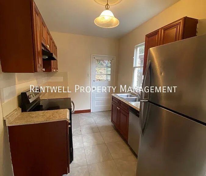 2083 Plainview Ave — Photo 3