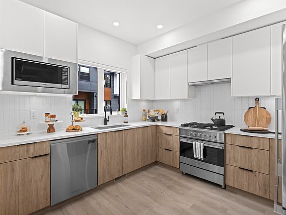 3rd image of 1959 165a St #18