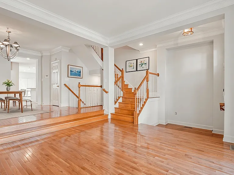 1022 Crestfield Dr — Photo 5