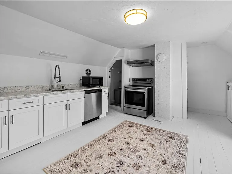 158 Center St — Photo 3
