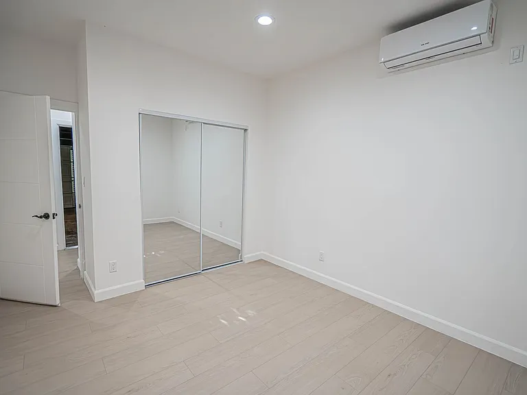 10941 Amestoy Ave — Photo 12