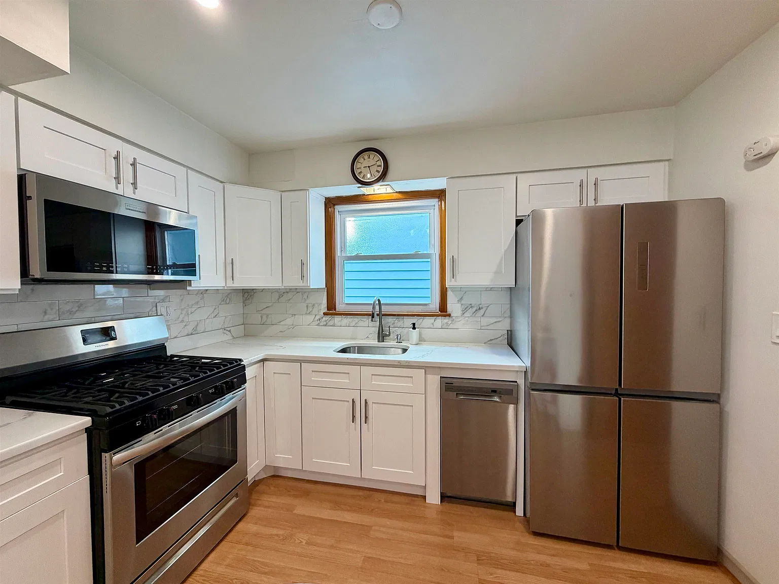 3 bed, 1.5 bath, $4,050 — Photo 3