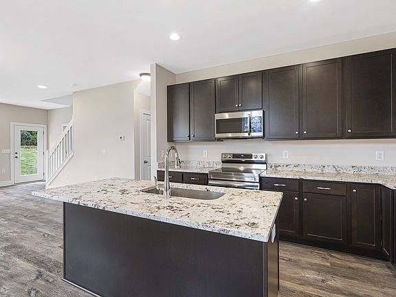 3rd image of 913 Hillman Ln