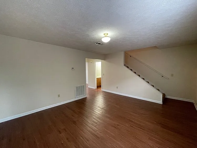 2 bed, 1.5 bath, 900 sqft, $1,300 — Photo 3