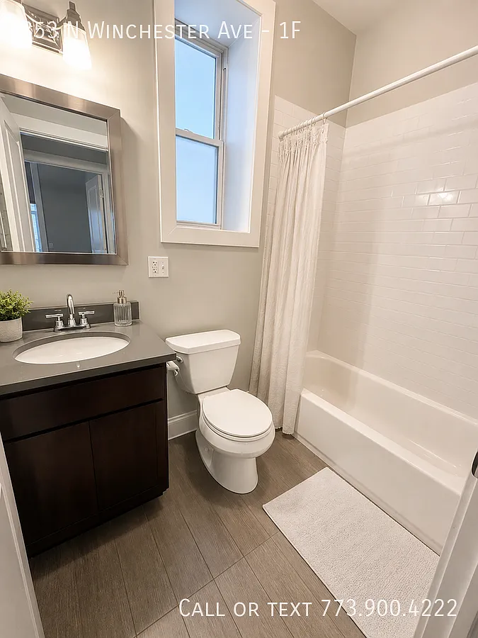One Month Free Rent Ukrainian Village/East Village Location 3 Bed 2 Bath Duplex With 2 Parking Sp... — Photo 4